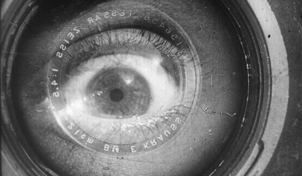 Fotka oka z nemého filmu Muž s kinoaparátom od režiséra Dziga Vertova.